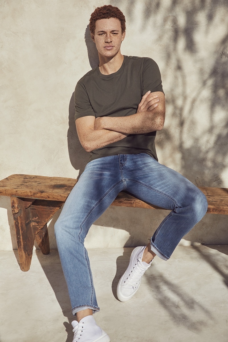 Casual Banana Republic style takes the spotlight as Dustin Shirley wears a basic t-shirt with jeans and white high top sneakers.