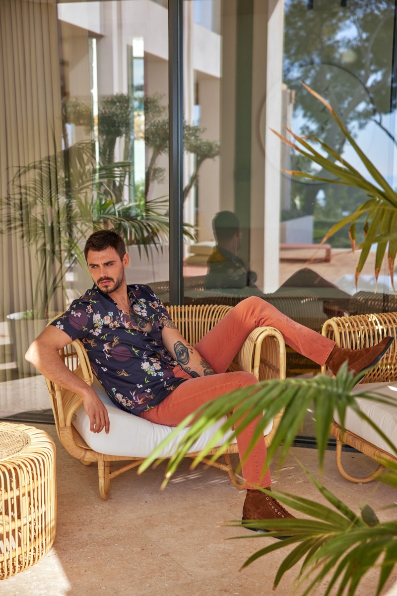 Relaxing, Francesco Monte models a floral print shirt for GUESS' summer 2021 men's campaign. » Francesco Monte Takes to Spain for GUESS Summer Campaign Relaxing, Francesco Monte models a floral print shirt for GUESS' summer 2021 men's campaign.