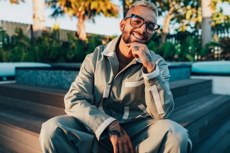 All smiles, Maluma charms in a pair of Quay's Wired RX glasses.