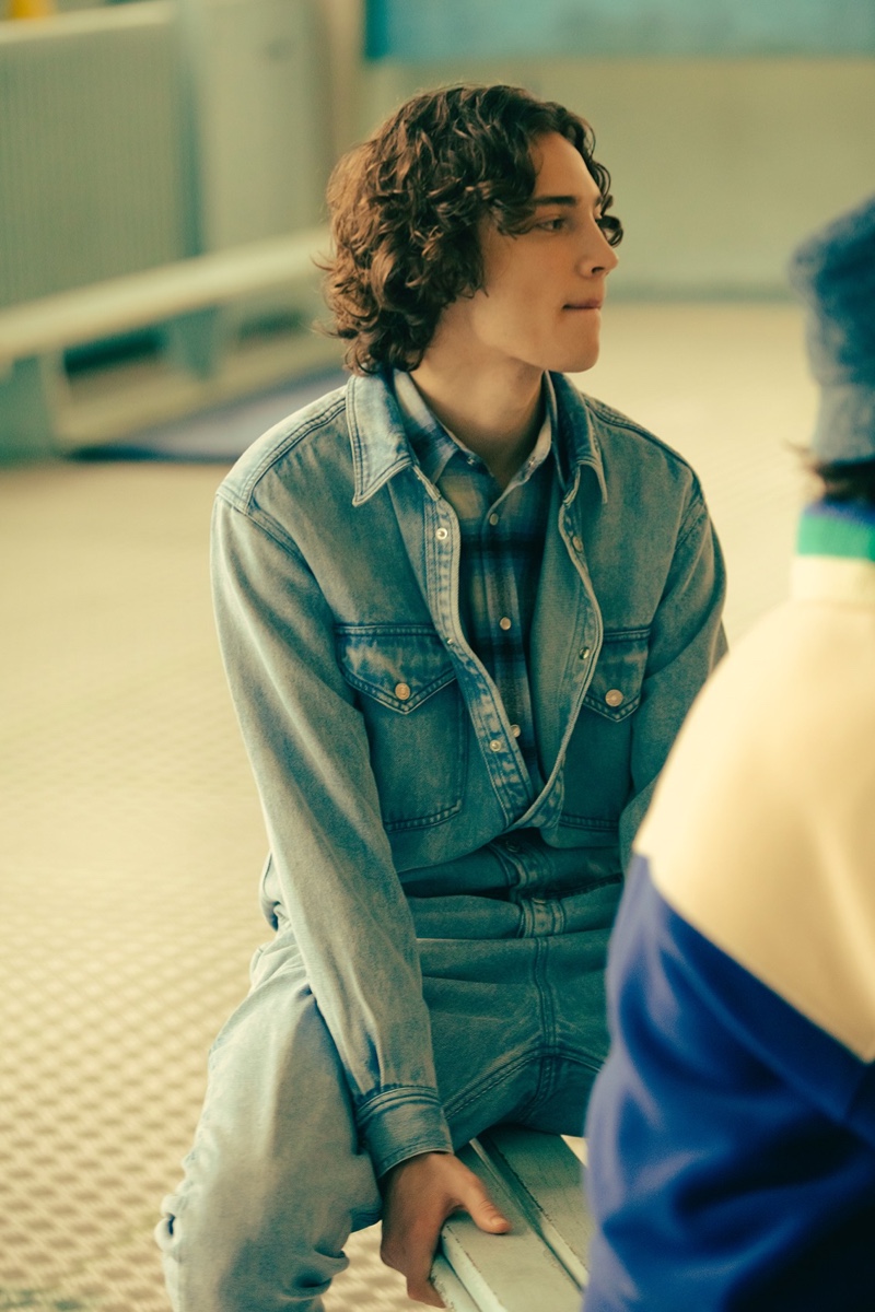 Freek Iven layers in denim from Isabel Marant's fall-winter 2021 collection. » Freek, Leon + More Embrace Collegiate Style in Isabel Marant Freek Iven layers in denim from Isabel Marant's fall-winter 2021 collection.