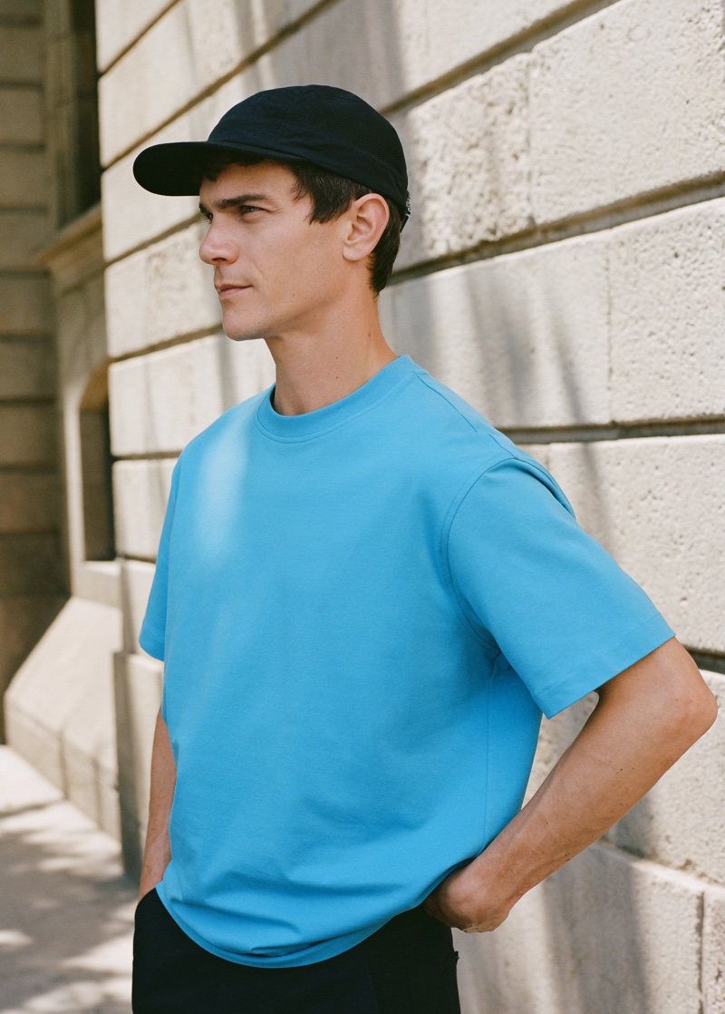 Reuniting with Mango Man, Vincent Lacrocq dons a short-sleeve sweatshirt with a cap. » Vincent Lacrocq Goes Casual in Mango Man Leisure Collection Reuniting with Mango Man, Vincent Lacrocq dons a short-sleeve sweatshirt with a cap.