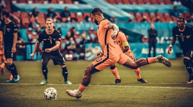 10 of the Best Dressed Soccer Players You Should Be Following Memphis Depay Soccer Picture 2021