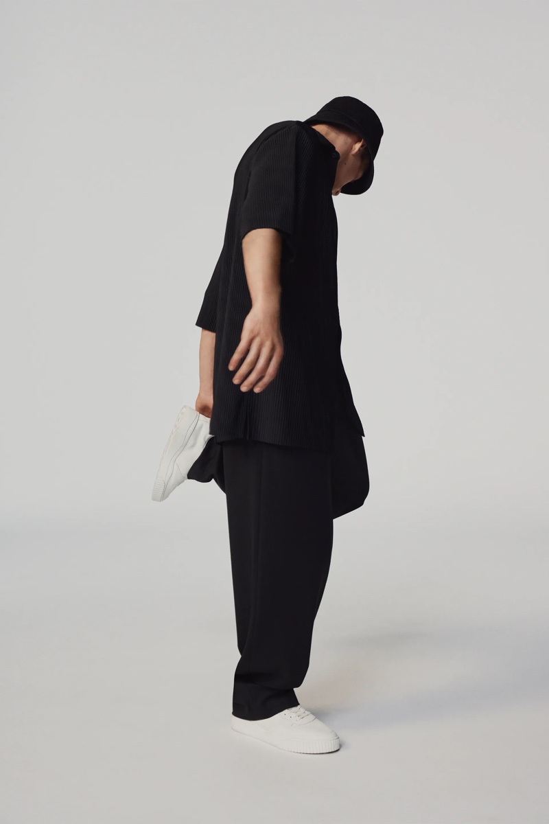 Embracing relaxed proportions, Andreas models a pleated oversized top and pants by Zara. » Zara Does Oversized Tonal Style Embracing relaxed proportions, Andreas models a pleated oversized top and pants by Zara.