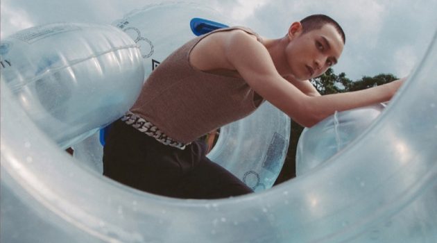 Zhang Wenhui Tackles Summer Fun with Men's Uno Taiwan Zhang Wenhui Tackles Summer Fun with Men's Uno Taiwan