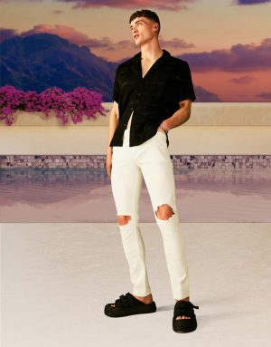 ASOS DESIGN skinny jeans in white with knee rips ASOS DESIGN skinny jeans in white with knee rips