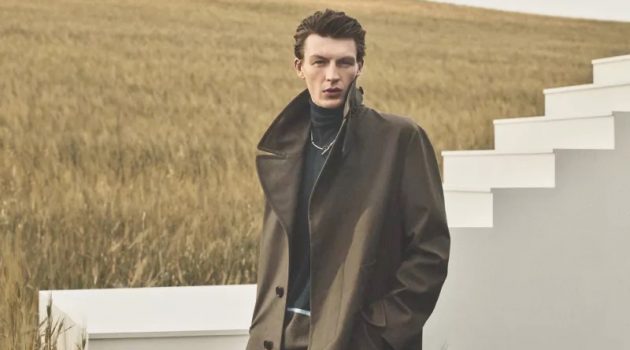 Finnlay Embraces a 'Natural Ease' for Hermès Fall Campaign An elegant vision, Finnlay Davis fronts Hermès' fall-winter 2021 men's campaign.