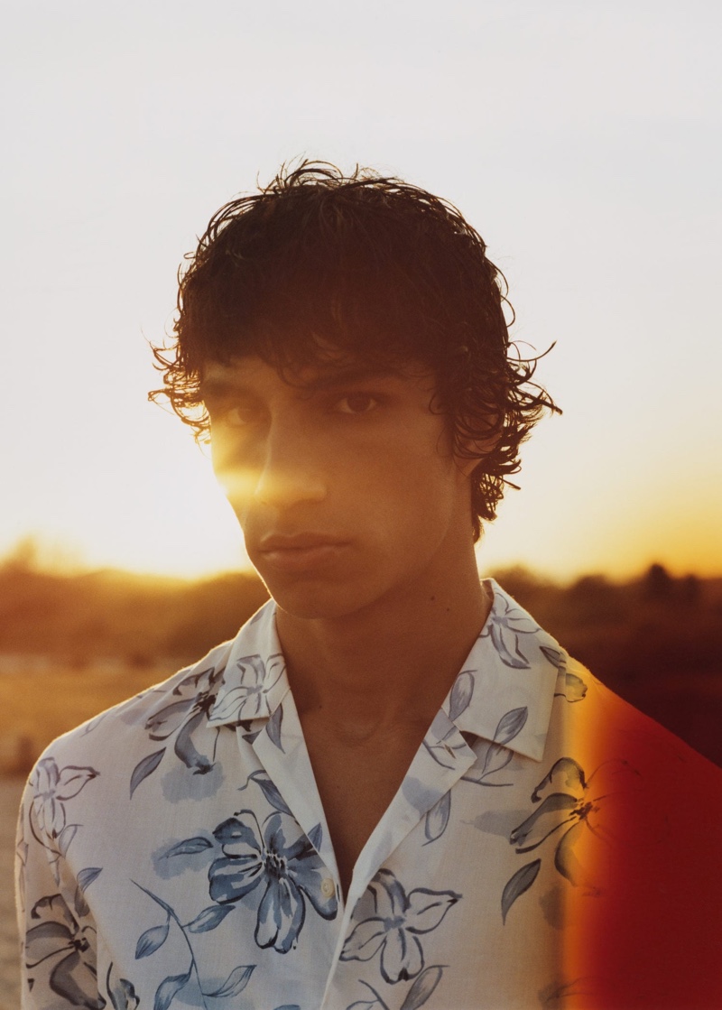 Duncan Yair models a relaxed Hawaiian print shirt by Mango. » Duncan Yair Tests the Waters in Mango Man Duncan Yair models a relaxed Hawaiian print shirt by Mango.