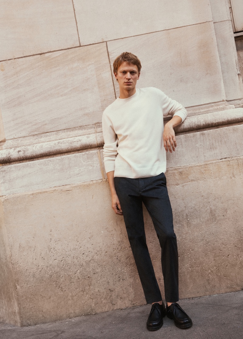 Front and center, Jonas Glöer makes a case for relaxed but elegant style from Massimo Dutti.