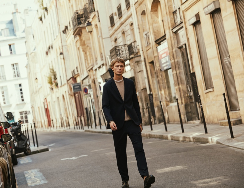 German model Jonas Glöer wears a relaxed tailored number from Massimo Dutti's fall 2021 collection.