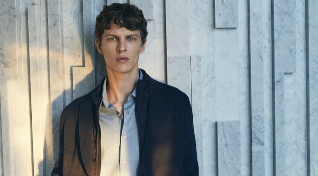 Sea House: Tim Schuhmacher Inspires in Menswear from Massimo Dutti Reuniting with Massimo Dutti, Tim Schuhmacher embraces transitional style.
