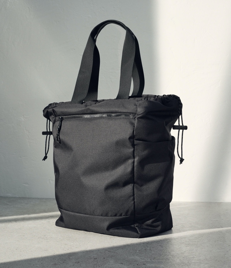 H&M delivers accessories for the man on the go with its Multifunctional bag.