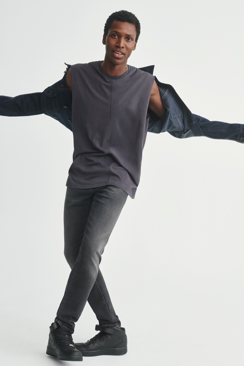 Connecting with Mavi, Calvin Royal III hits the studio in a look from the brand's fall-winter 2021 collection. » Mavi Moves with Calvin Royal III & Derek Klena Connecting with Mavi, Calvin Royal III hits the studio in a look from the brand's fall-winter 2021 collection.