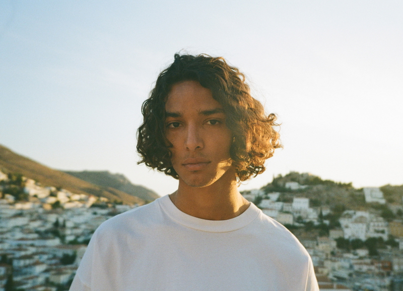 Taking to the beach, Djairo Mulder models one of American Vintage's essential tees.