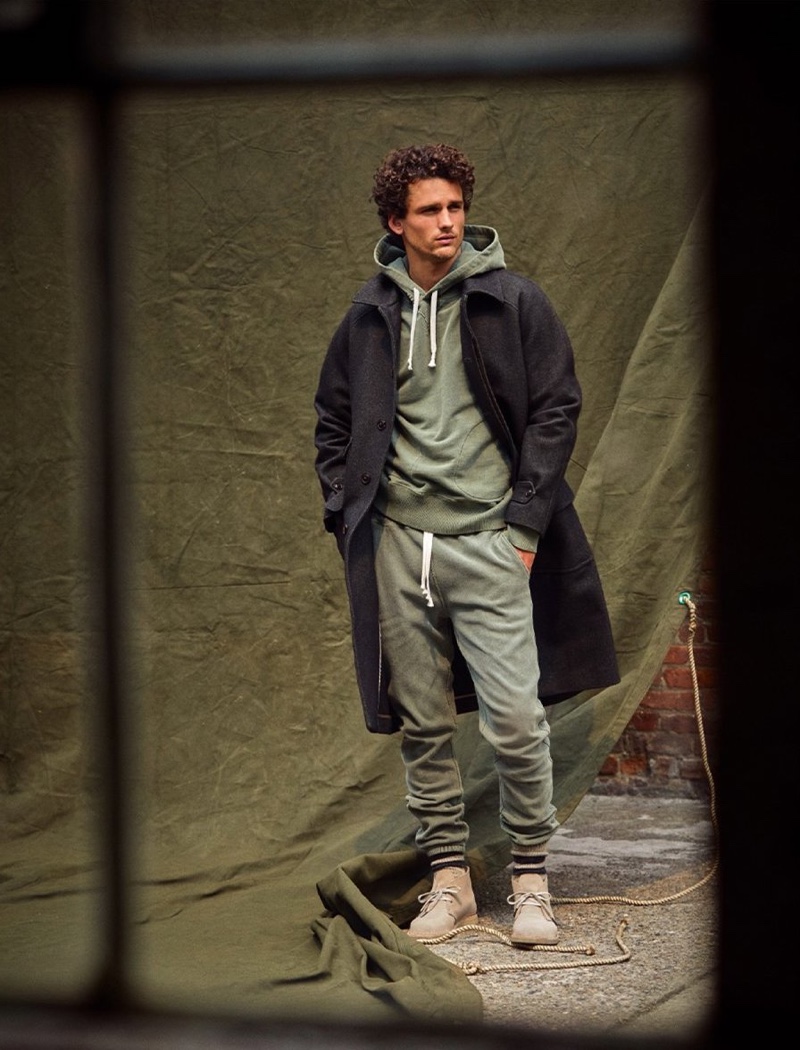 A sporty vision, Simon Nessman rocks a garment dyed hoodie and classic sweatpants with an Italian pressed donegal overcoat by Todd Snyder. » Todd Snyder Issued By: Simon Dons Smart Fall Style A sporty vision, Simon Nessman rocks a garment dyed hoodie and classic sweatpants with an Italian pressed donegal overcoat by Todd Snyder.