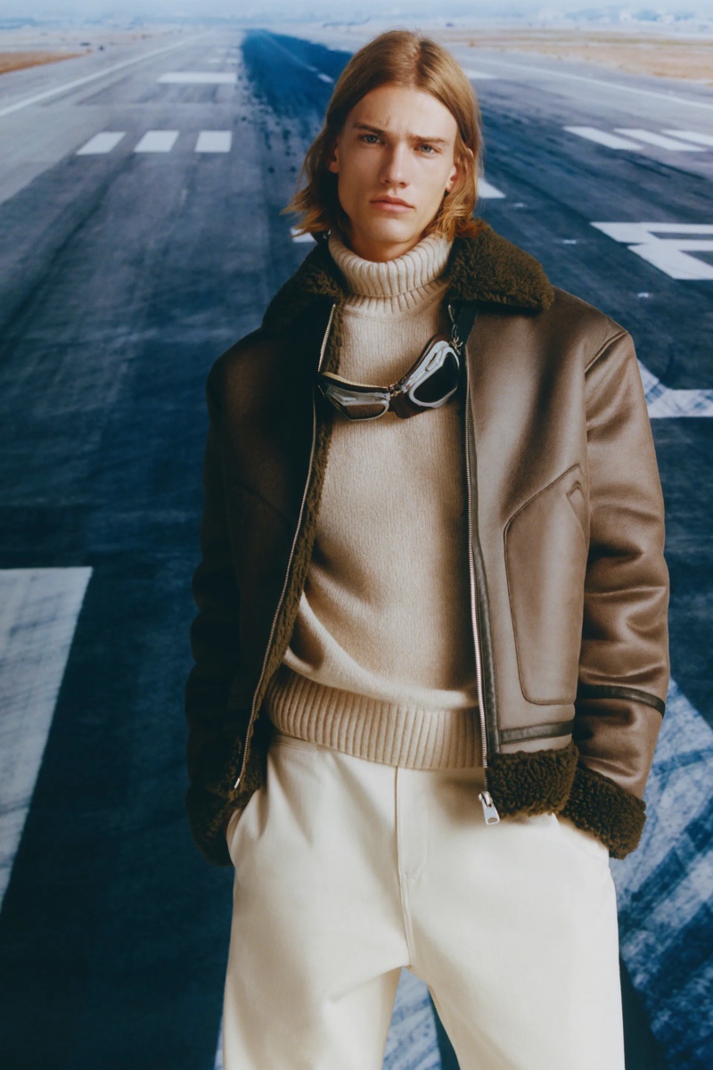 A chic vision, Martijn Faaij dons a double faced jacket with a turtleneck sweater and wide-cut pants from Zara.