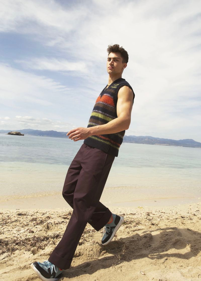 » Alessio Pozzi Hits the Beach in Bold Fall Looks for L'Officiel Hommes Italia Alessio Pozzi 2021 LOfficiel Hommes Italia 006