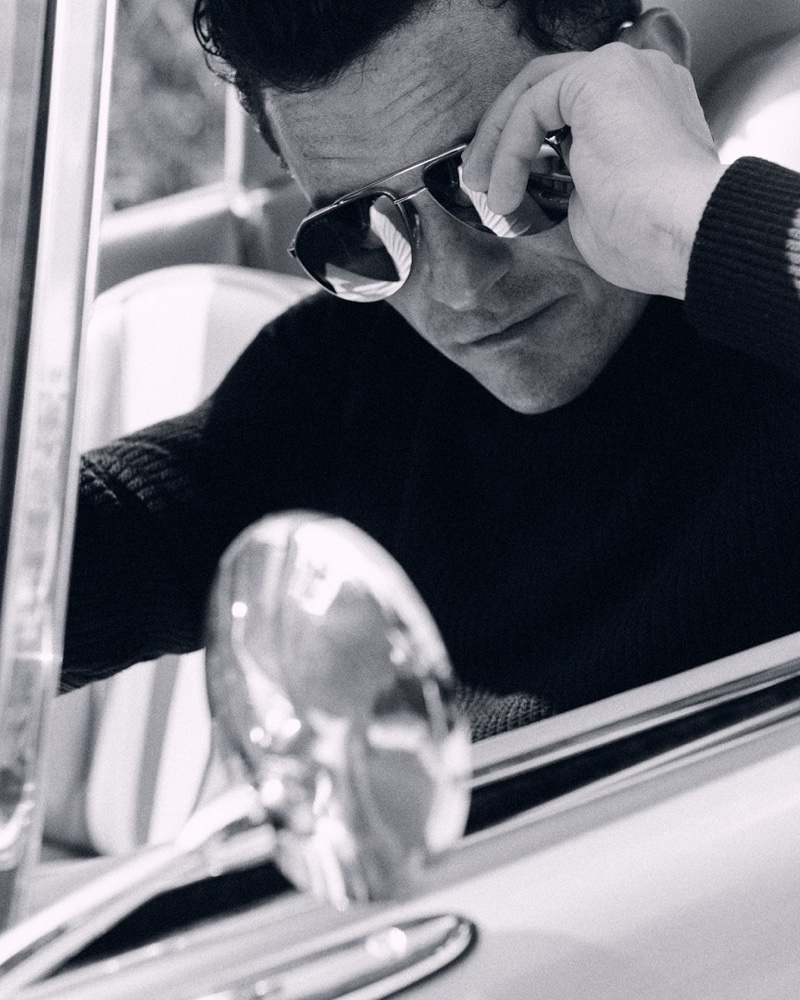 A cool vision, Orlando Bloom rocks aviator sunglasses from BOSS for Esquire magazine.