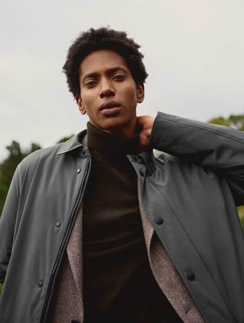 Connecting with Massimo Dutti for fall-winter 2021, Rafael Mieses models the brand's latest menswear essentials.