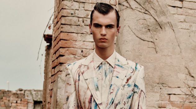 Alexander McQueen Plays Up Contrast Between Light & Dark Alexander McQueen Plays Up Contrast Between Light & Dark