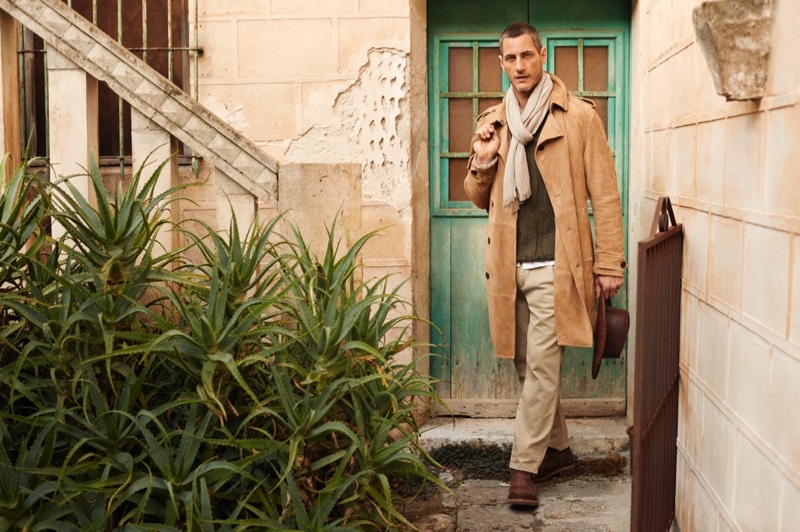 A stylish vision, Axel Hermann appears in Banana Republic's spring 2022 campaign.