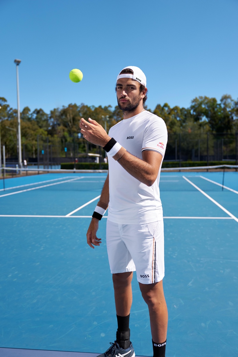Matteo Berrettini trägt für seine neue BOSS-Kampagne einen komplett weißen Tennis-Look.