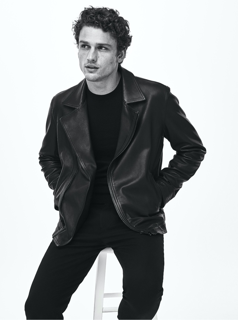 » Simon Nessman Walks Into the New Year with Massimo Dutti Simon Nessman Model 2022 Massimo Dutti Editorial 014