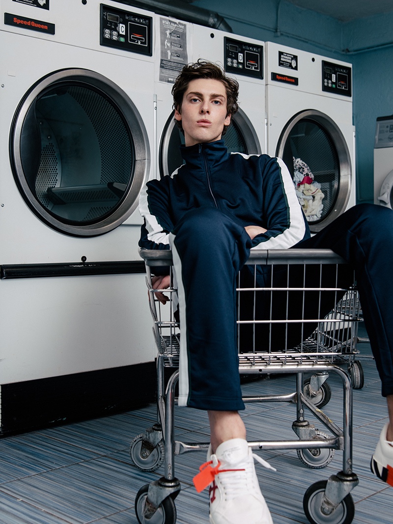 Cooper wears tracksuit Zara and sneakers Off-White.