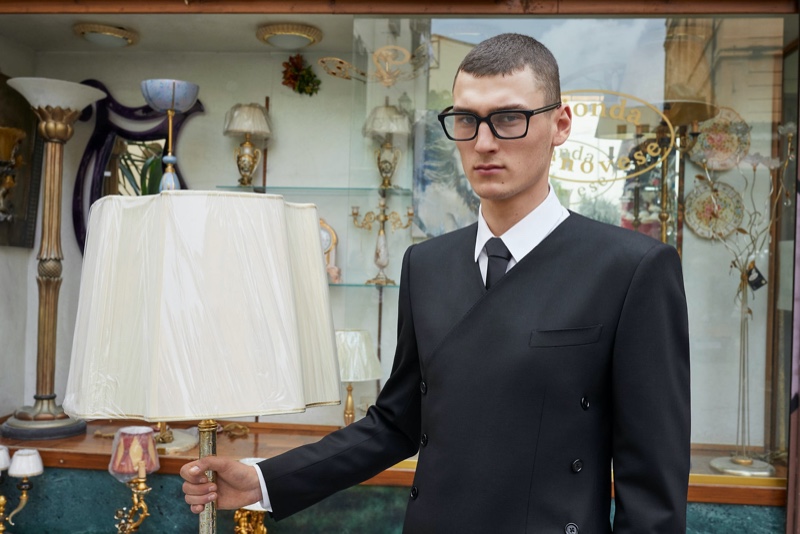 A smart vision, Vik Wildemeersch appears in Dolce & Gabbana's spring-summer 2022 men's eyewear campaign.