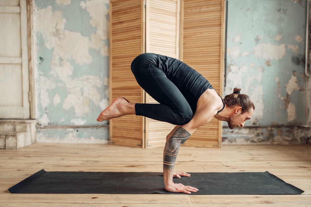 Man Doing Yoga » 4 Simple Tips for Choosing the Best Men's Activewear Man Doing Yoga