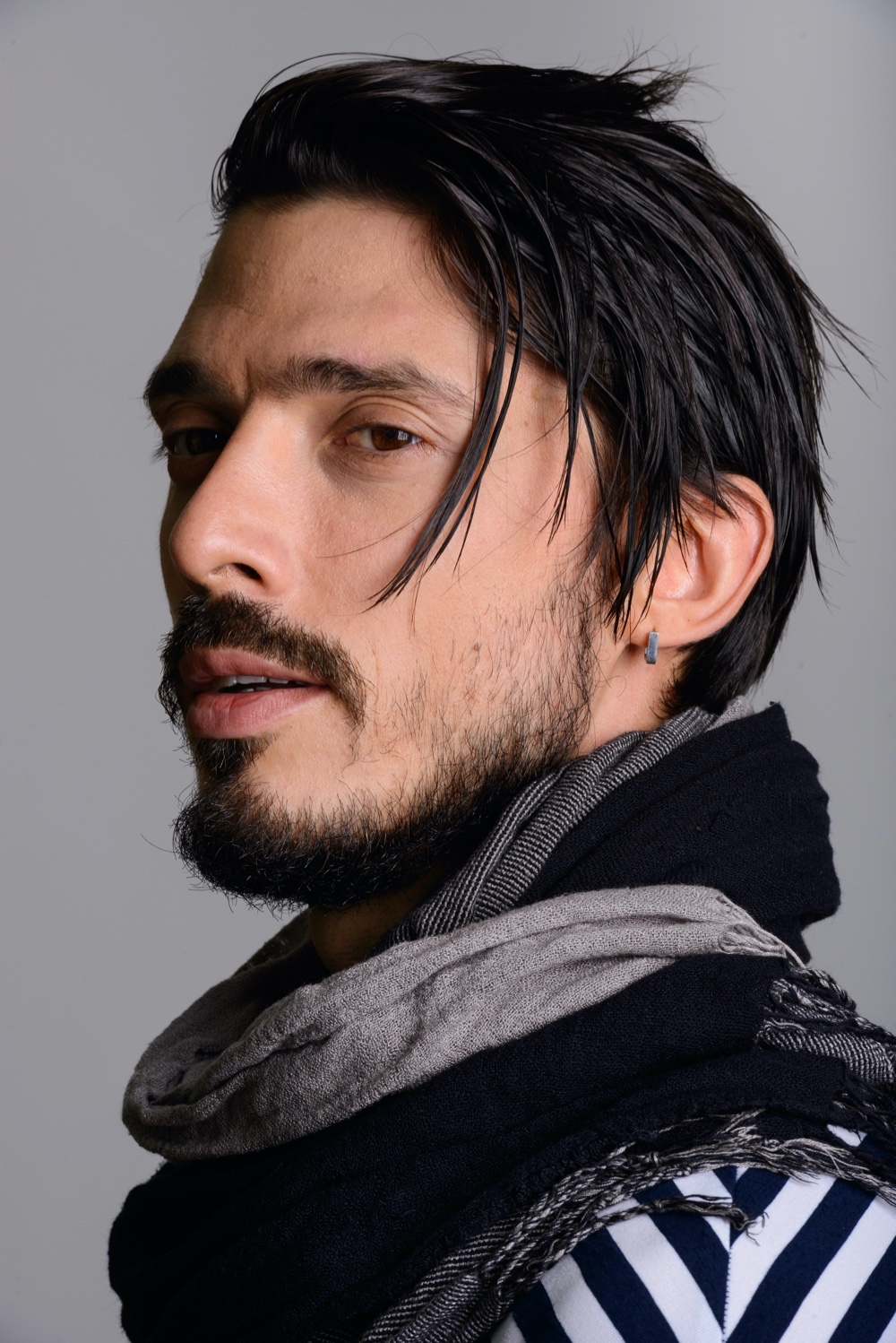 Man Wearing Earring » Men's Earrings: The Ultimate Comeback Man Wearing Earring