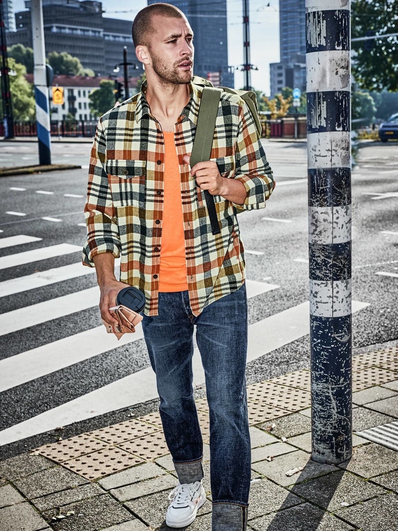 On the move, Jerome Palaz models a casual look from Mey & Edlich's spring 2022 selection for men.
