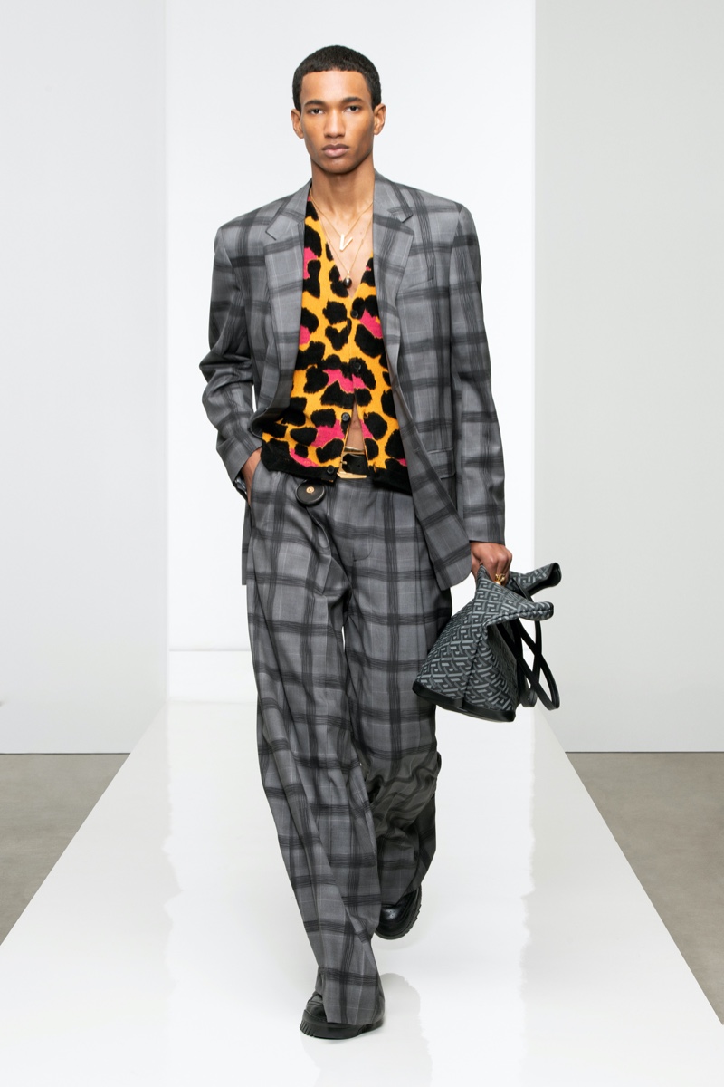 » Versace Finds Opulence Rooted in Reality for Fall '22 Collection Versace Collection Men Fall Winter 2022 001