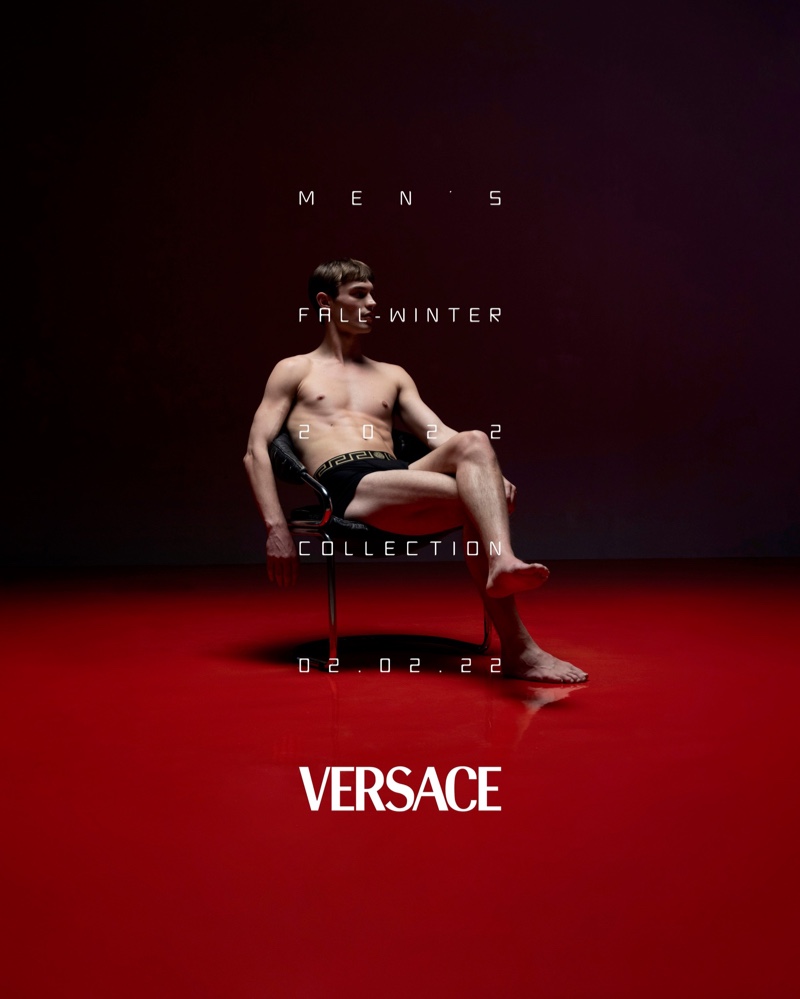 Kit Butler Model Underwear Versace Fall 2022 Men » Versace Finds Opulence Rooted in Reality for Fall '22 Collection Kit Butler Model Underwear Versace Fall 2022 Men