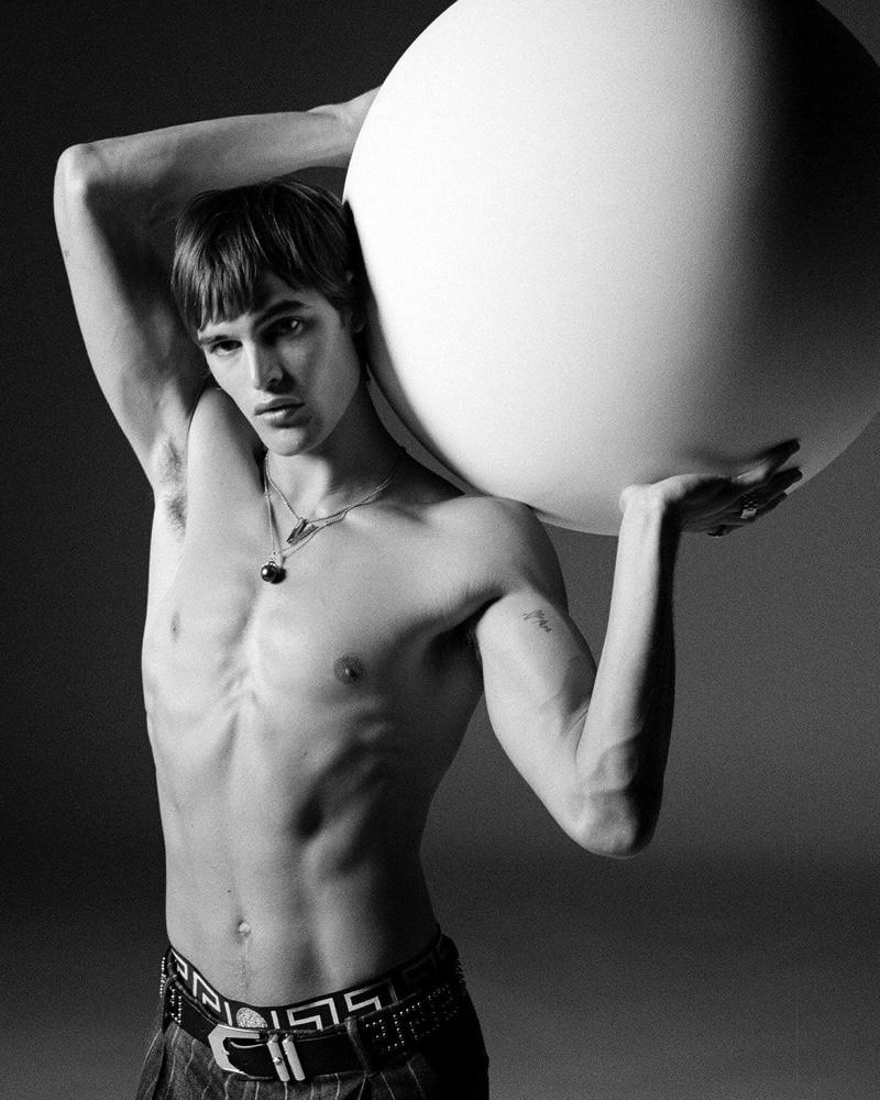 Parker van Noord Model Shirtless Versace Men Fall 2022 » Versace Finds Opulence Rooted in Reality for Fall '22 Collection Parker van Noord Model Shirtless Versace Men Fall 2022