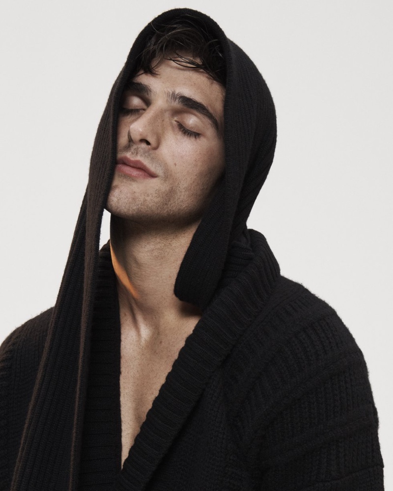 Jacob Elordi Sweater Photoshoot 2022 El Pais Semanal » Jacob Elordi Hits the Studio for El País Semanal Jacob Elordi Sweater Photoshoot 2022 El Pais Semanal