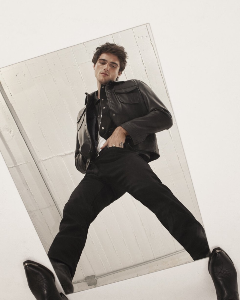 » Jacob Elordi Hits the Studio for El País Semanal Jacob Elordi Cover Photoshoot 2022 El Pais Semanal 006