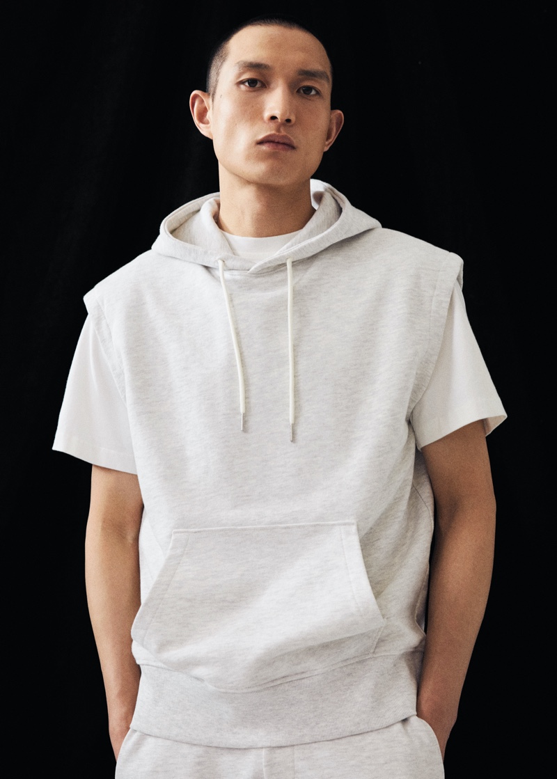 A casual vision, Zhang Wenhui wears a sleeveless Mango Man hoodie in gray.