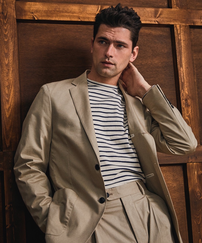 Embody the new season in Todd Snyder's elegant Madison suit, which is cut from Italian chino and features a "slightly nipped waist" and relaxed shoulder.