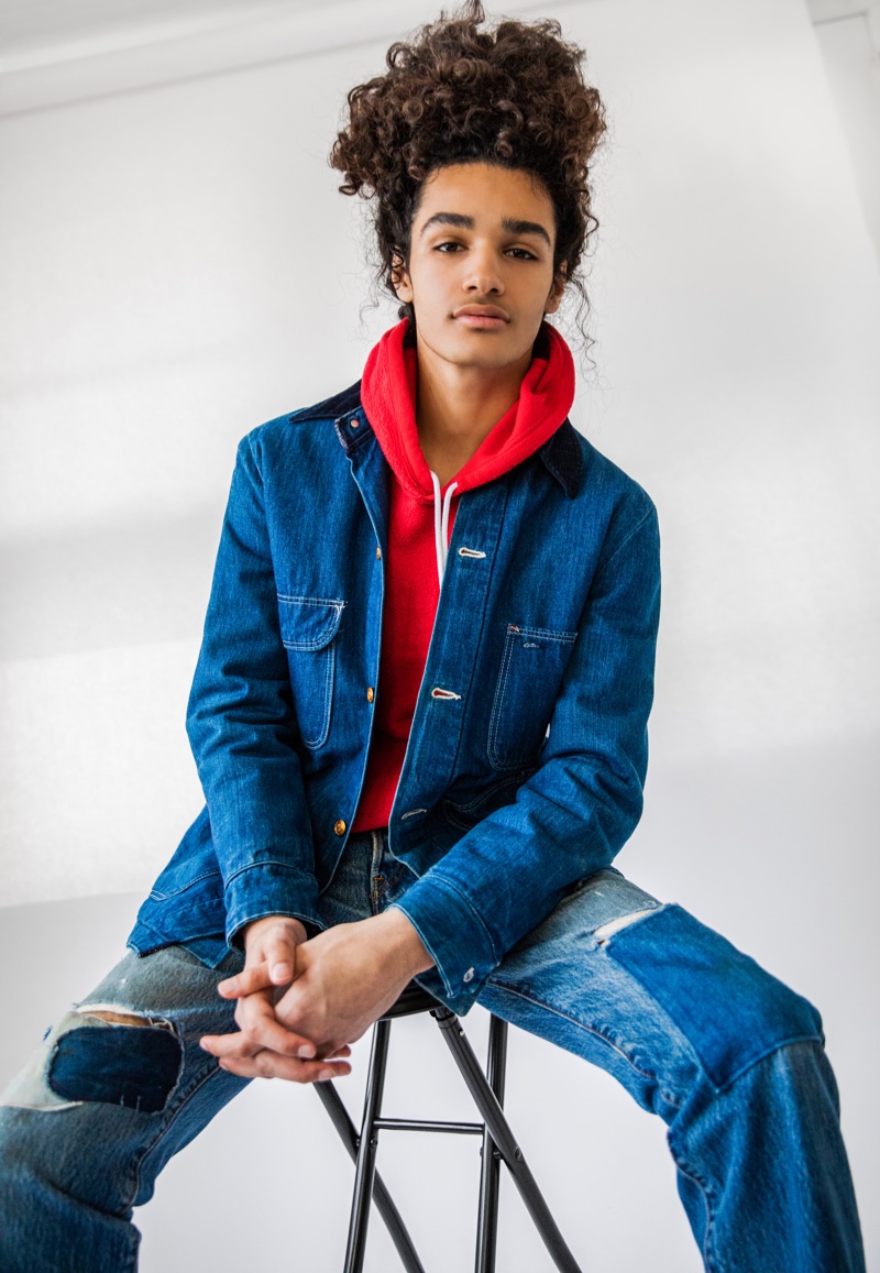 Anas wears hoodie Converse, jacket Vintage Workwear, and jeans Levi's.
