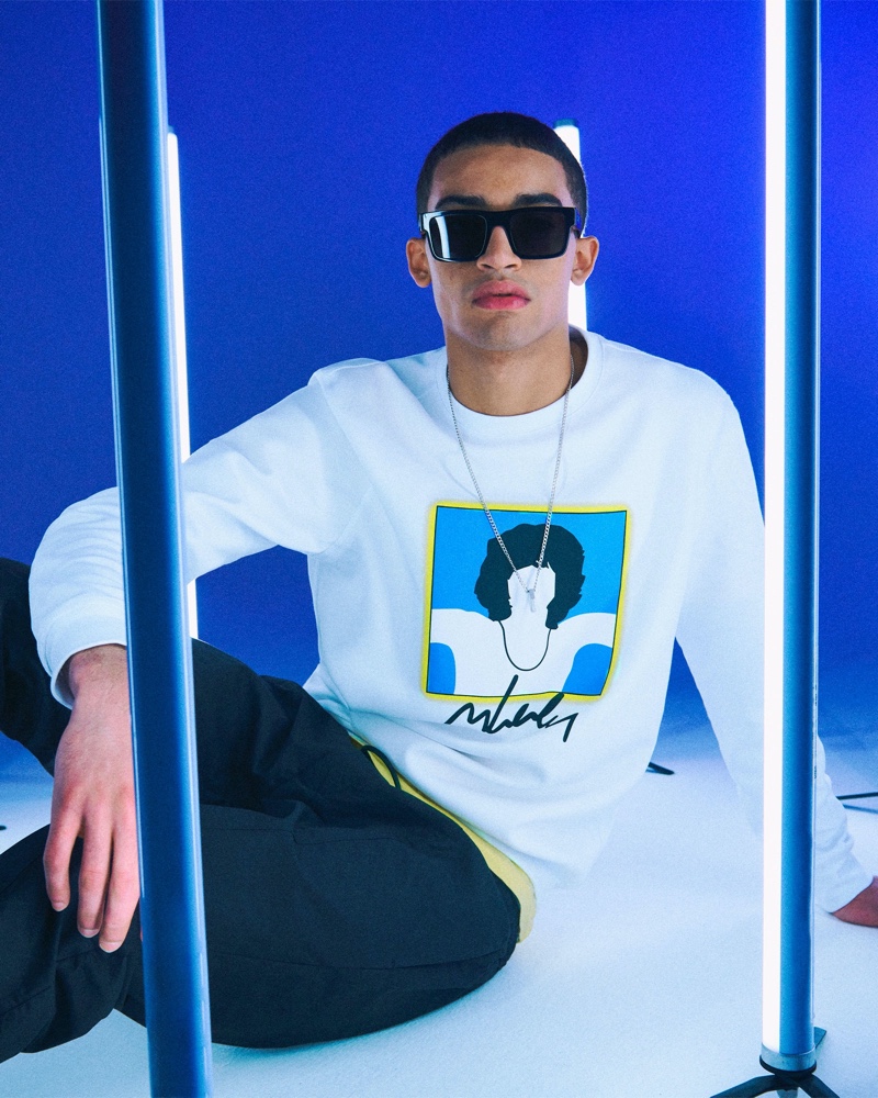 Model Ivan Lefort stands out in a white sweatshirt from the Antony Morato x Marco Lodola capsule collection.