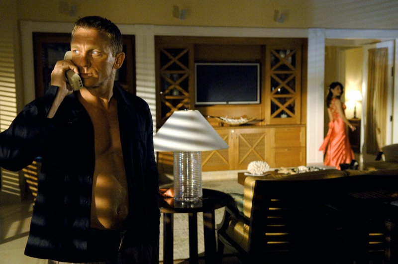 Daniel Craig James Bond Black Shirt Phone Casino Royale 2006 Daniel Craig James Bond Black Shirt Phone Casino Royale 2006