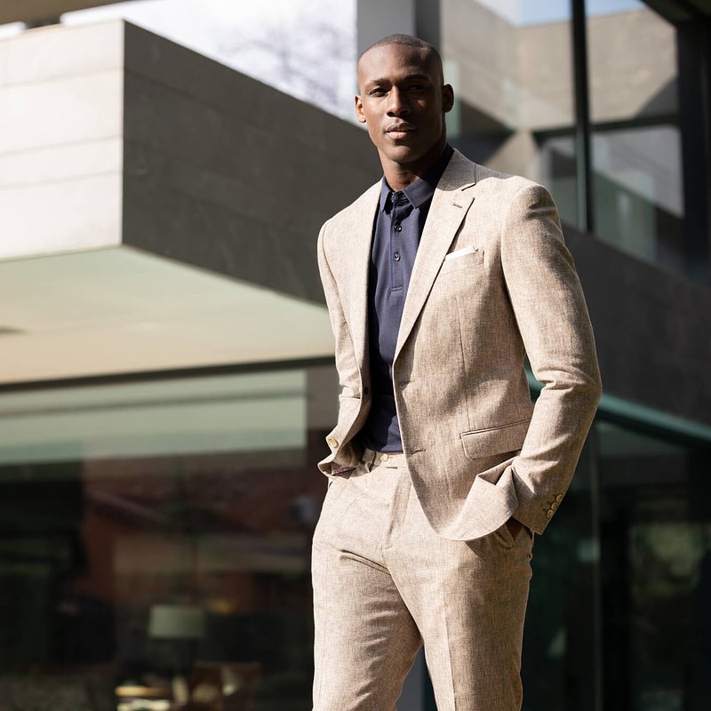 Emmanuel Amorin dons a chic suit and polo shirt from Hockerty.
