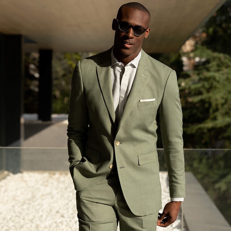 Model Emmanuel Amorin inspires in a sartorial suit by Hockerty.