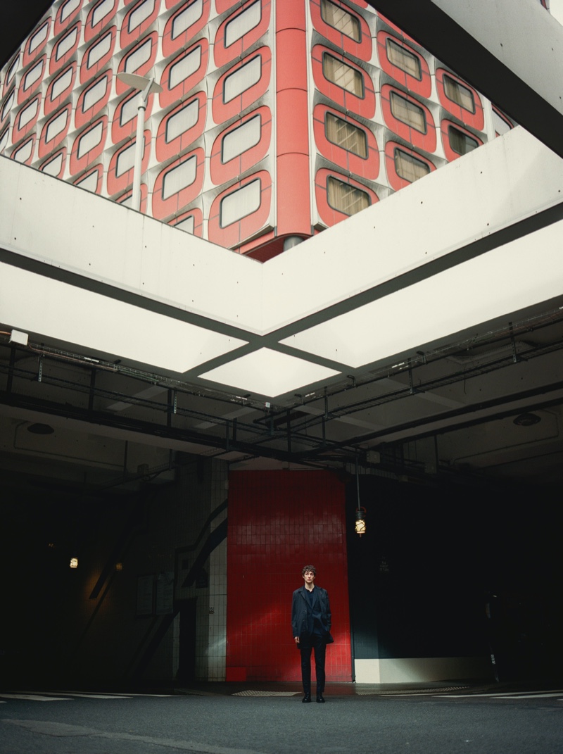 » Lucas Dons Sartorial Cuts in the City for Massimo Dutti Massimo Dutti Men 2022 City Editorial 005