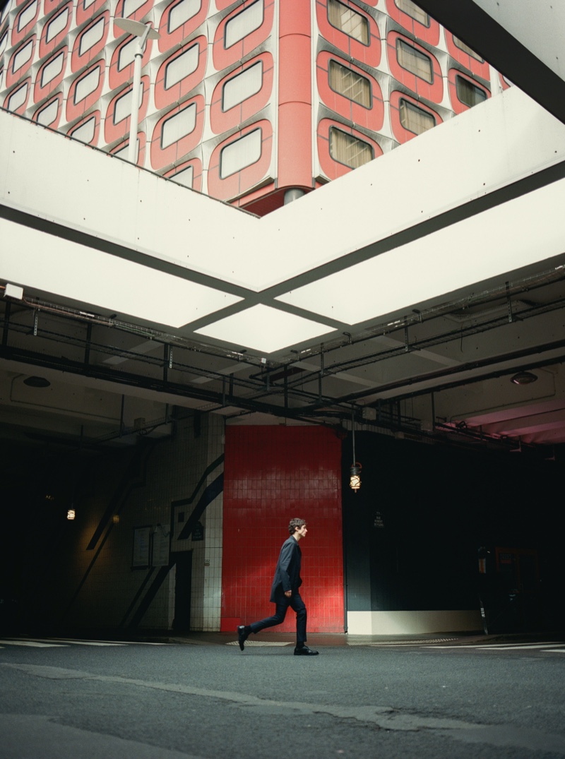 » Lucas Dons Sartorial Cuts in the City for Massimo Dutti Massimo Dutti Men 2022 City Editorial 006