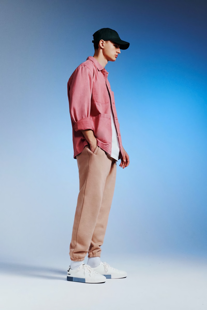 Going casual, Ondrej Mokoš embraces relaxed shapes in trendy casual pieces from Pull & Bear.