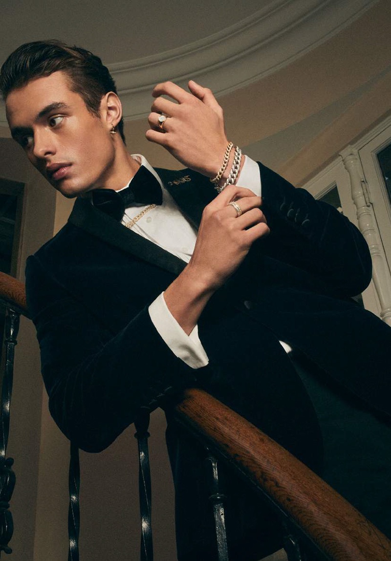 Dressed to impress, Duke Maxwell dons jewelry from Sydney Evan.