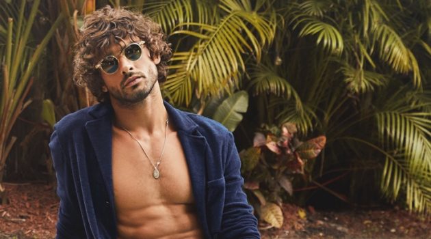Take a Dip in Todd Snyder's Montauk Swim Shorts Soaking his feet in the pool, Marlon Teixeira rocks Todd Snyder's 5" Montauk swim short in mystic aqua.