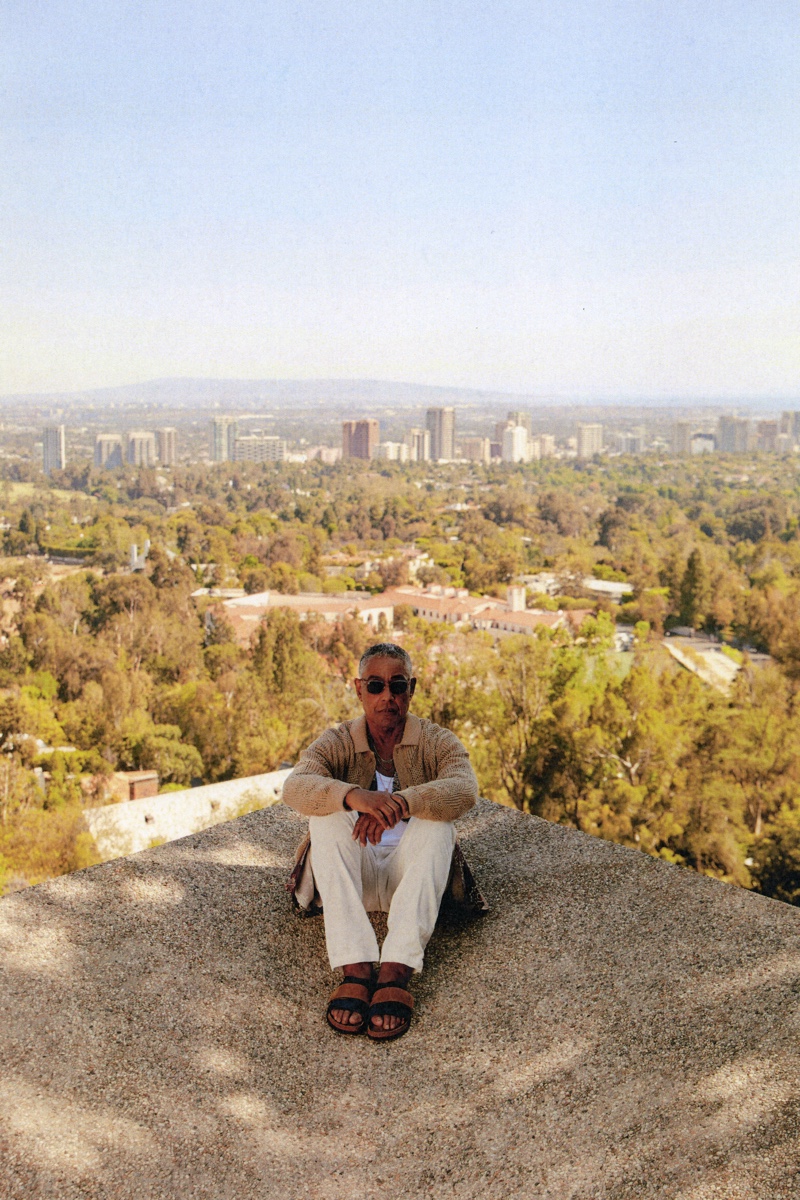 » Giancarlo Esposito Wears Leisure Looks for Kith Summer '22 Campaign Giancarlo Esposito Kith Campaign Summer 2022 002