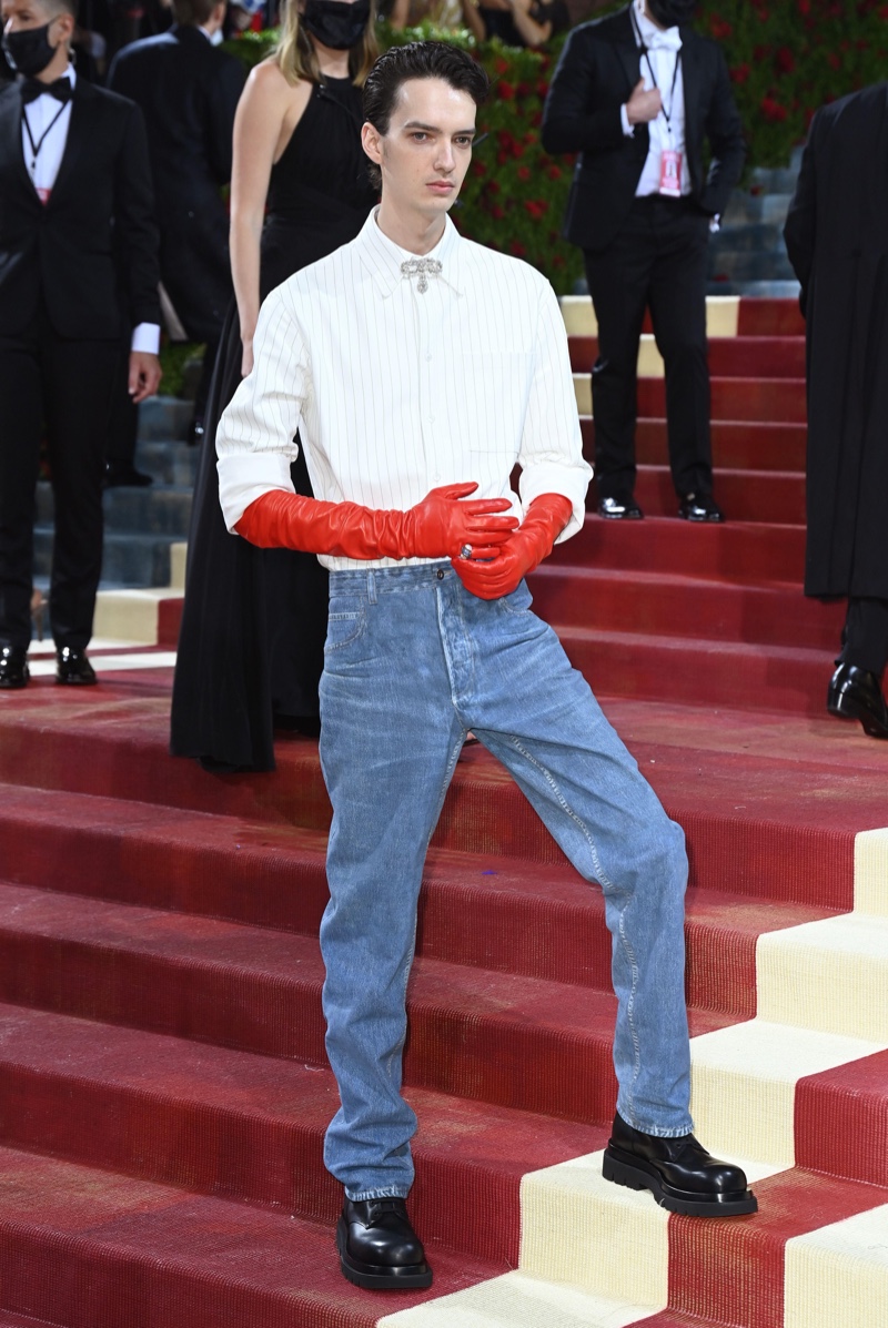 Kodi Smit-McPhee Met Gala 2022 Red Gloves